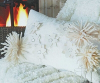 Подушка с хризантемами из фетра